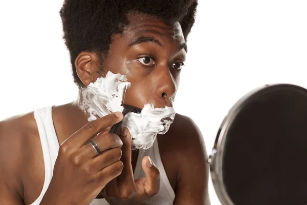 Joven Guapo Afroamericano Afeitándose Barba Sobre Fondo Blanco —  Fotos de Stock