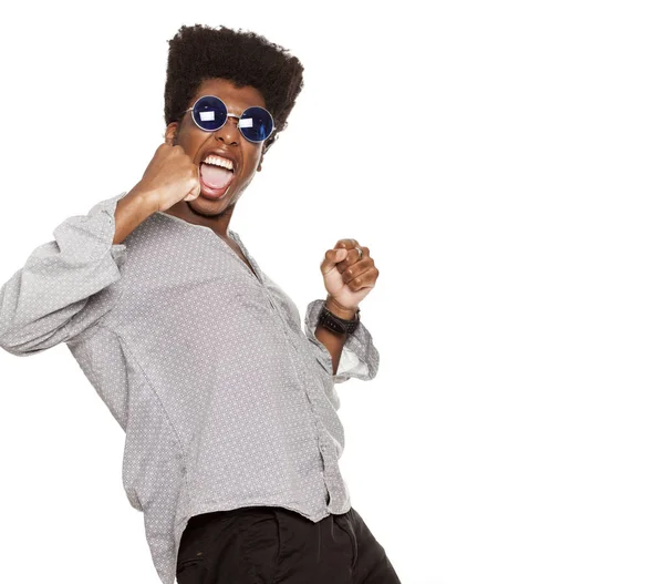 Jovem Bonito Afro Americano Elegante Hipster Cara Gritando Feliz Isolado — Fotografia de Stock