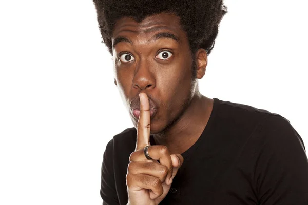 Jonge Knappe Afro Amerikaanse Hipster Kerel Met Vinger Zijn Lippen — Stockfoto