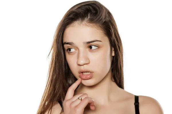 Retrato Uma Menina Adolescente Morena Sem Maquiagem Fundo Branco — Fotografia de Stock