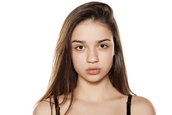 Porträt Einer Brünetten Teenagerin Ohne Make Auf Weißem Hintergrund — Stockfoto