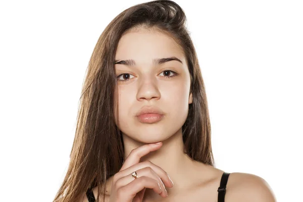 Portrait Une Adolescente Brune Sans Maquillage Sur Fond Blanc — Photo
