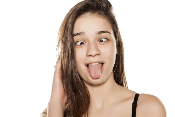 Ritratto Una Divertente Ragazza Bruna Adolescente Con Lingua Fuori — Foto Stock