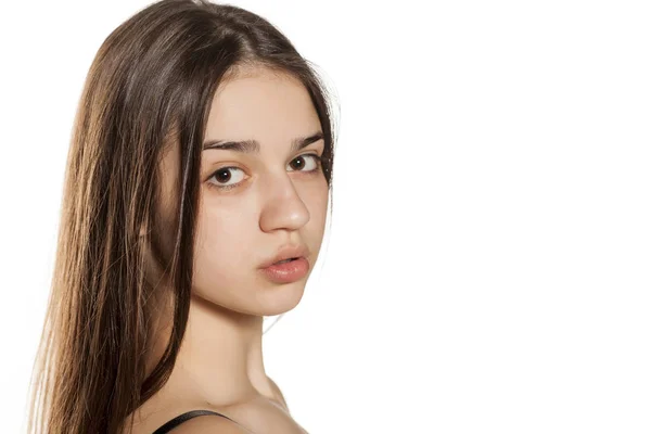 Portret Brunetka Nastolatka Dziewczyna Bez Makijaż Białym Tle — Zdjęcie stockowe