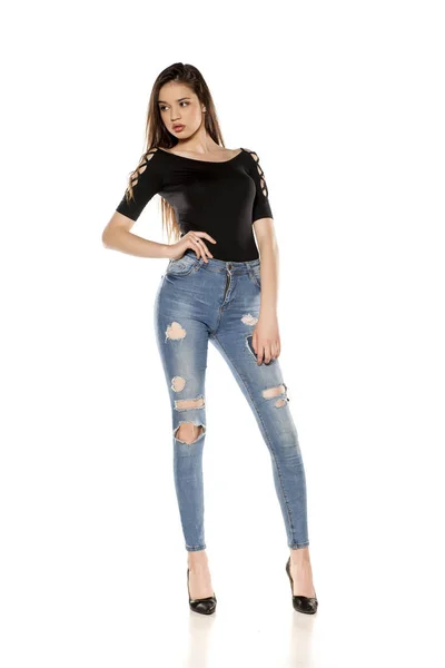 Junges Mädchen Zerrissenen Jeans Auf Weißem Hintergrund — Stockfoto