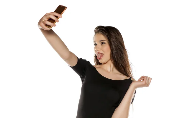 Chica Joven Con Pelo Largo Haciendo Selfie Sobre Fondo Blanco — Foto de Stock