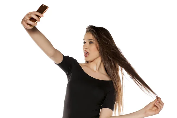 Jong Meisje Met Lang Haar Selfie Maken Een Witte Achtergrond — Stockfoto