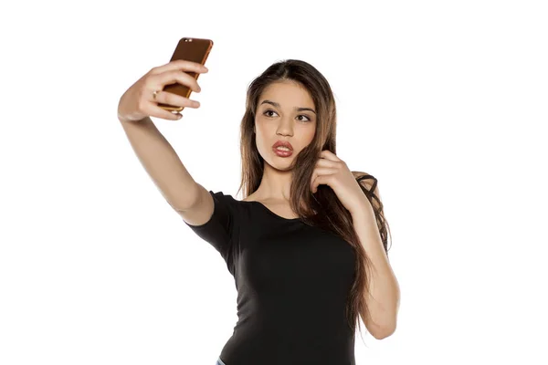 Junges Mädchen Mit Langen Haaren Macht Selfie Auf Weißem Hintergrund — Stockfoto