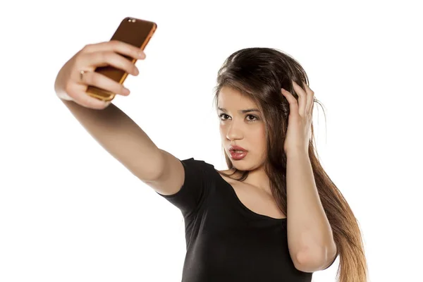 Jeune Fille Aux Cheveux Longs Faisant Selfie Sur Fond Blanc — Photo