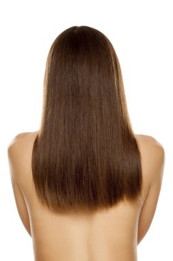 Beyaz bir arka plan üzerinde düz uzun saçlı genç bir çıplak kadın arkadan görünüm