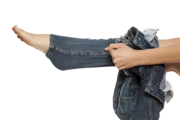 Mujer Joven Tratando Ponerse Sus Jeans Ajustados Sobre Fondo Blanco —  Fotos de Stock