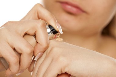 Kadın bir pompadan sıvı Vakfı'na elini sıkma