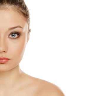 Beyaz bir arka plan üzerinde makyaj genç bir kızla yarım portresi