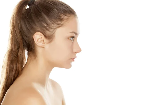 Zobrazení Profilu Mladé Dívky Bez Make Upu Bílém Pozadí — Stock fotografie