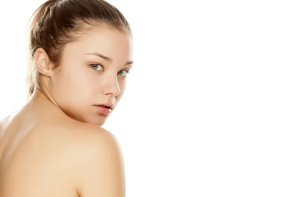 Chica Joven Sin Maquillaje Posando Sobre Fondo Blanco —  Fotos de Stock