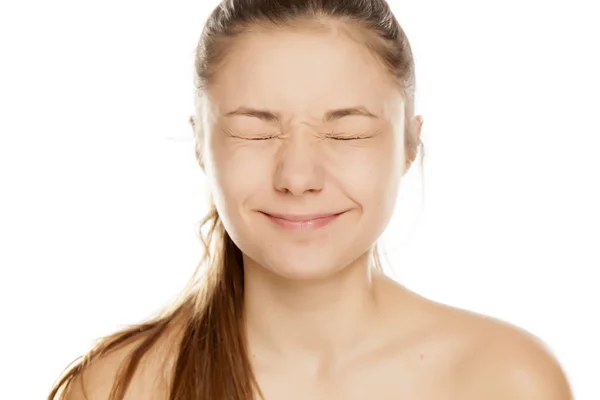 Chica Joven Con Los Ojos Cerrados Sobre Fondo Blanco — Foto de Stock