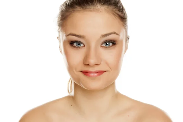 Retrato Una Joven Sonriente Con Maquillaje Sobre Fondo Blanco — Foto de Stock