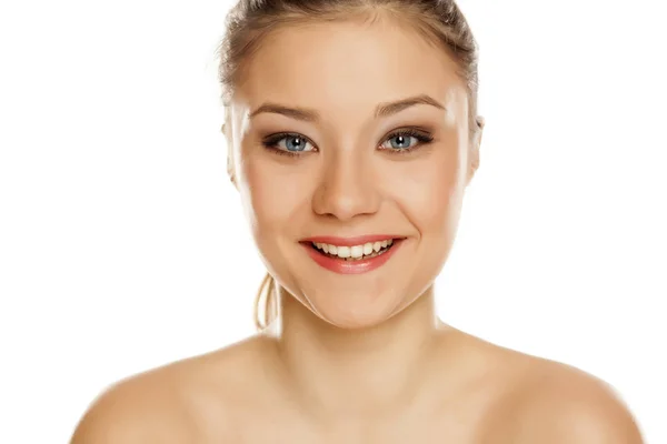 Retrato Una Joven Feliz Con Maquillaje Sobre Fondo Blanco — Foto de Stock