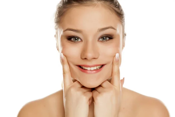 Retrato Una Joven Hermosa Con Sonrisa Forzada Sobre Fondo Blanco —  Fotos de Stock