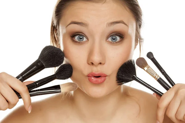 Menina Posando Com Pincéis Maquiagem Fundo Branco — Fotografia de Stock