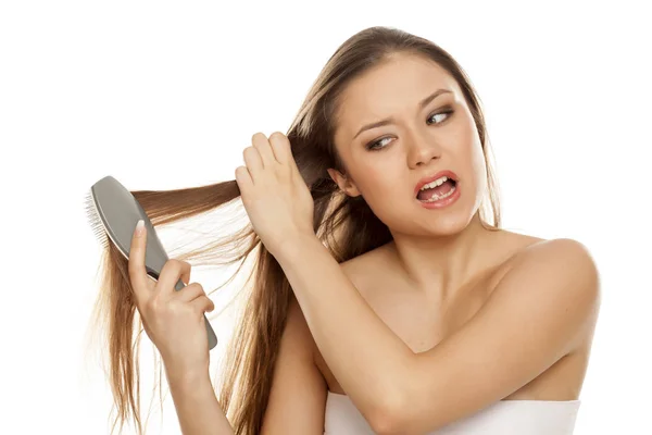 Menina Tendo Problema Com Pentear Cabelo Fundo Branco — Fotografia de Stock