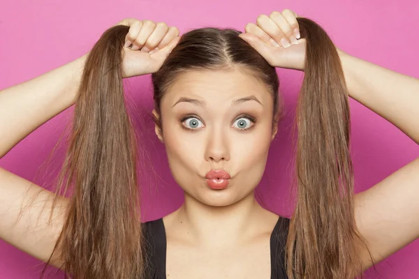 Rolig Tjej Med Ponytails Rosa Bakgrund — Stockfoto