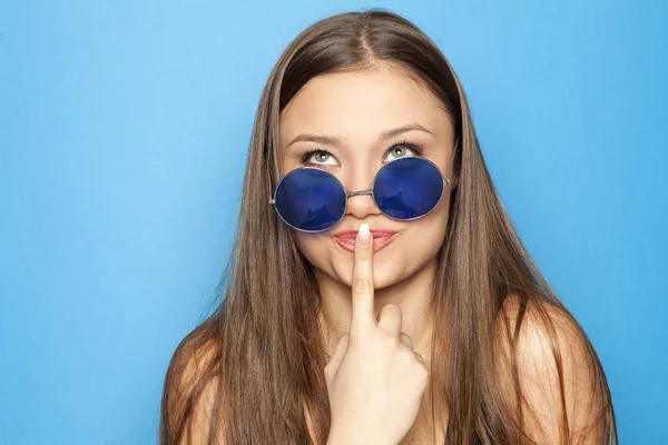 Giovane Ragazza Divertente Con Occhiali Sole Blu Uno Sfondo Blu — Foto Stock