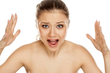 Beyaz bir arka planda çığlık gergin genç kız