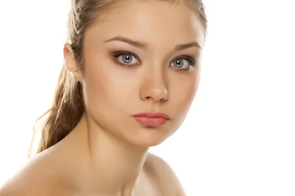 白い背景の上の化粧品で若い女の子の肖像画 — ストック写真