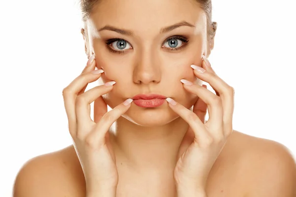 Giovane Ragazza Trucco Manicure Sfondo Bianco — Foto Stock