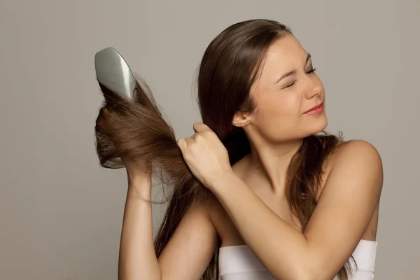 Jong Meisje Met Probleem Met Het Kammen Van Haar Haren — Stockfoto