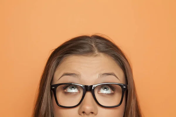 Metade Retrato Uma Jovem Com Óculos Olhando Para Cima — Fotografia de Stock