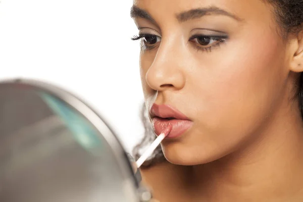 Retrato Uma Jovem Mulher Pele Escura Aplicando Batom Com Escova — Fotografia de Stock