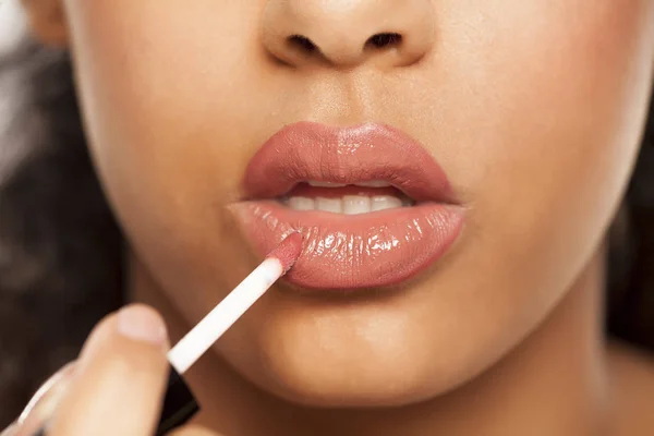 Closeup Dari Seorang Wanita Berkulit Gelap Muda Menerapkan Lipgloss Dengan — Stok Foto