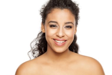 esmer genç gülümseyen kadın beyaz bir arka plan üzerinde portresi