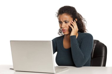 Kızgın koyu tenli öğrenci müşteri hizmetleri ile telefonda konuşurken