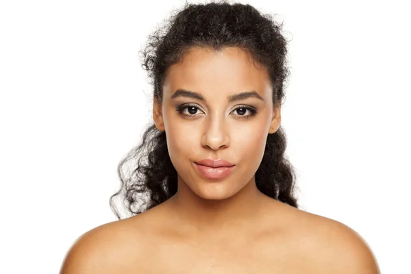 Retrato Uma Jovem Mulher Pele Escura Fundo Branco — Fotografia de Stock