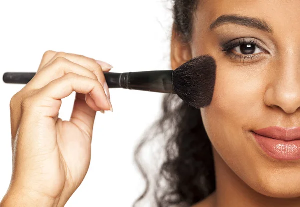 Portrait Young Dark Skinned Woman Applying Blush Brush White Background — Stock Photo, Image