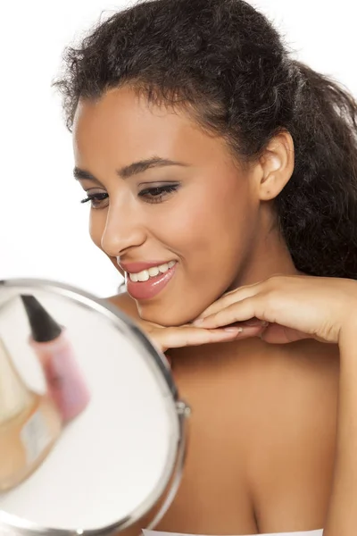 Retrato Uma Jovem Mulher Sorridente Pele Escura Fundo Branco — Fotografia de Stock