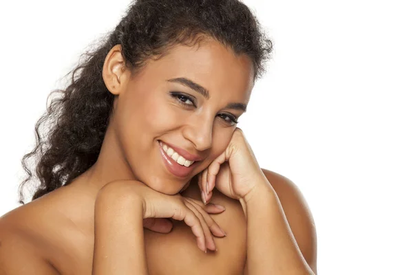 Retrato Feliz Jovem Bela Mulher Pele Escura Fundo Branco — Fotografia de Stock