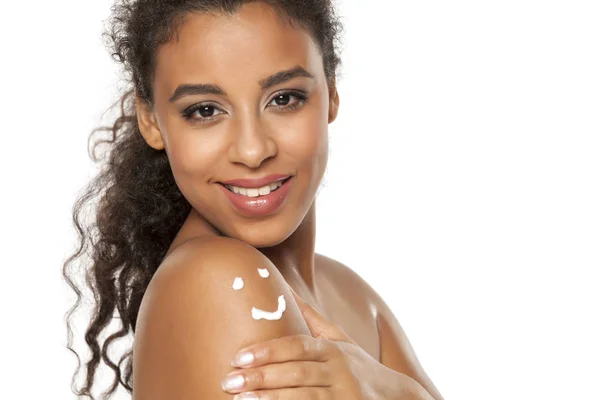 Beautiful Dark Skinned Woman Body Lotion Her Shoulder White Background — 스톡 사진