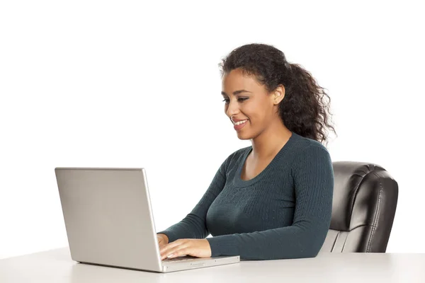 Glimlachend Positief Gelukkig Jonge Afro Amerikaanse Vrouw Met Mooi Gezicht — Stockfoto