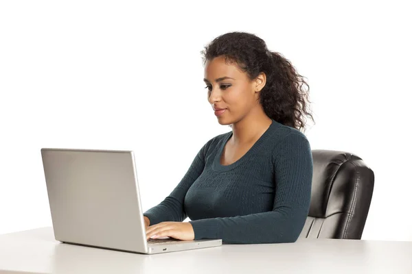 ノートパソコンを使用して美しい顔を持つ笑顔と肯定的な若いアフリカ系アメリカ人の女性 白い背景の机でプロジェクトを働く — ストック写真