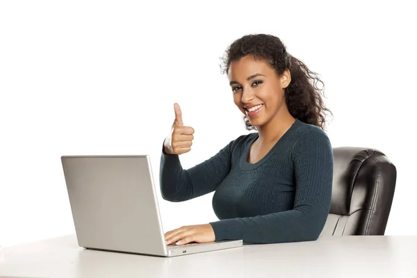 Sorrindo Positiva Jovem Mulher Afro Americana Feliz Com Rosto Bonito — Fotografia de Stock