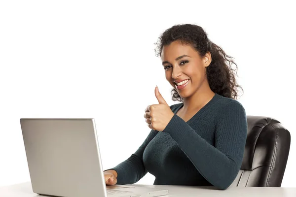 미소와 긍정적인 아프리카계 미국인 노트북 컴퓨터를 얼굴로 바탕에 데스크에서 프로젝트 — 스톡 사진