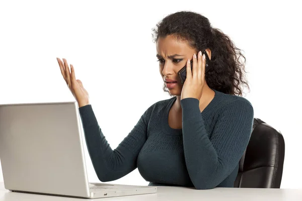 Kızgın Koyu Tenli Öğrenci Müşteri Hizmetleri Ile Telefonda Konuşurken — Stok fotoğraf