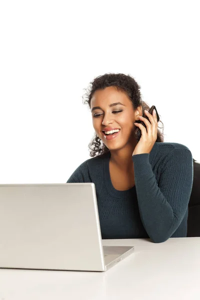 Estudante Pele Escura Bonita Falando Telefone Trabalhando Seu Laptop Fundo — Fotografia de Stock