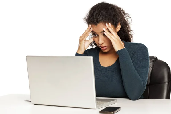 Frustrerad Ung Afrikansk Kvinna Sin Laptop Vit Bakgrund — Stockfoto