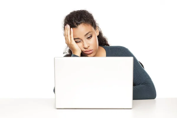 Mujer Joven Africana Cansada Sentada Escritorio Delante Computadora Portátil Sobre — Foto de Stock