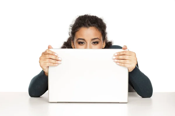 Schöne Glückliche Afrikanische Frauen Blicken Hinter Ihren Laptop Auf Weißem — Stockfoto